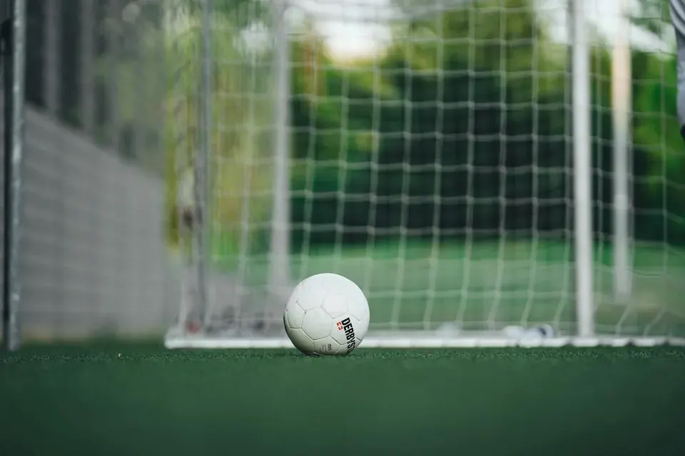 Leeds United 2020/21 vs 2025/26: Comparing Survival Strategies After Promotion