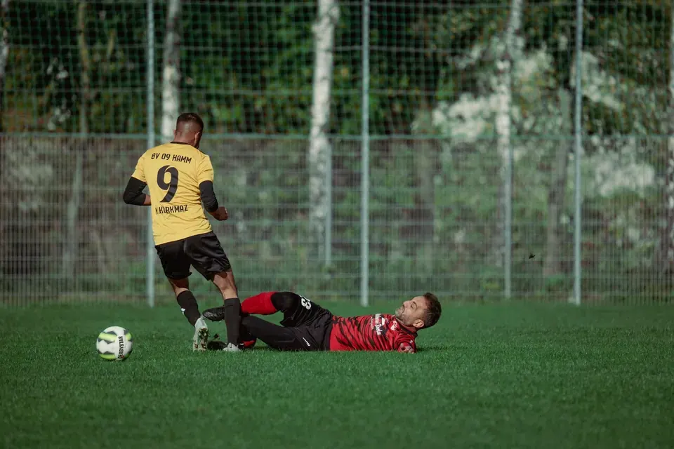 Possession Retention Under Pressure: Farke's Build-Up Play Solutions