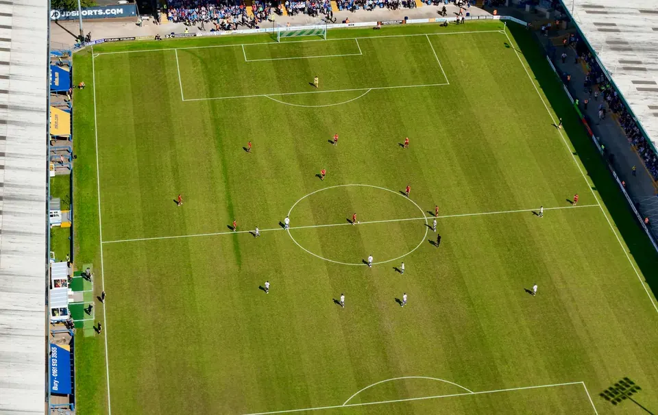The Twelfth Man in the Box: How Elland Road’s Fan Culture Shapes Daniel Farke’s Tactical Calculus