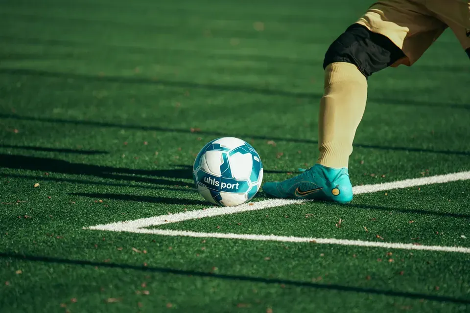 What Is the Role of a Creative Midfielder in Farke's System?